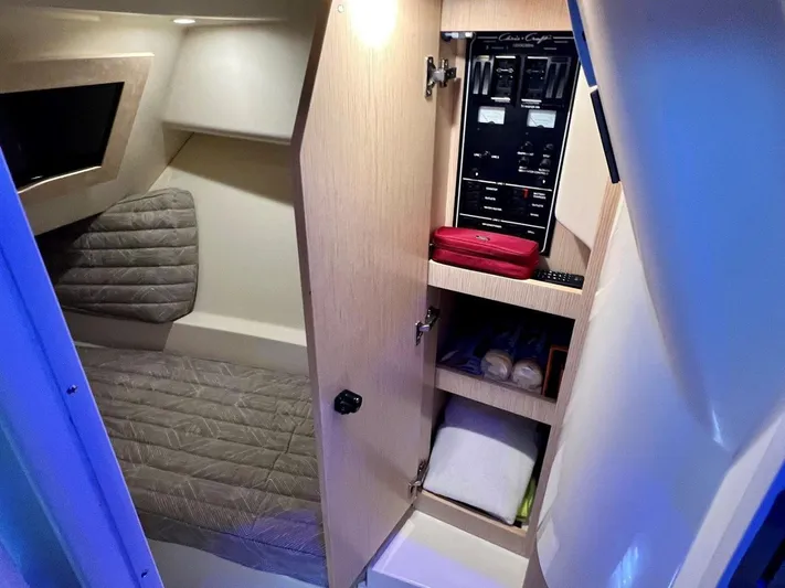  Yacht Photos Pics 2022 Chris-craft Launch 35 Gt - Image 21