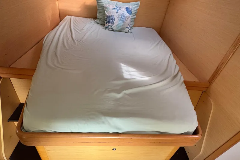 Willow Yacht Photos Pics Cozy cabin bed in a 2008 Lagoon 420 yacht with a decorative pillow.