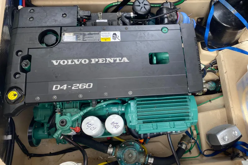 Sal-taire Yacht Photos Pics Volvo Penta D4-260 engine in 2016 Ranger Tugs R-29S boat, detailed view.
