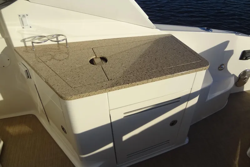 Rancho Del Lago Yacht Photos Pics 2017 Sea Ray Sundancer 350 boat kitchenette with granite countertop and cup holders.