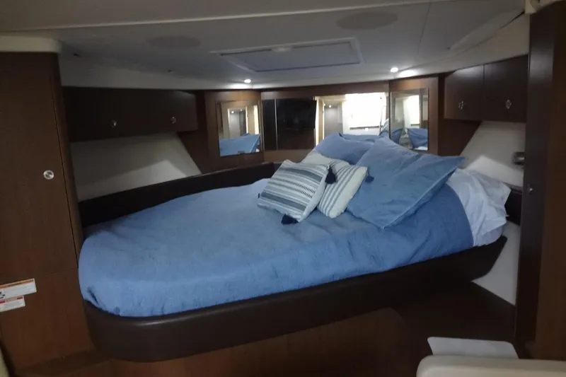 Rancho Del Lago Yacht Photos Pics 2017 Sea Ray Sundancer 350 cabin with cozy bed and blue bedding.