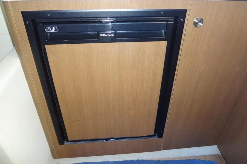 Rancho Del Lago Yacht Photos Pics Dometic refrigerator in 2017 Sea Ray Sundancer 350 yacht interior.