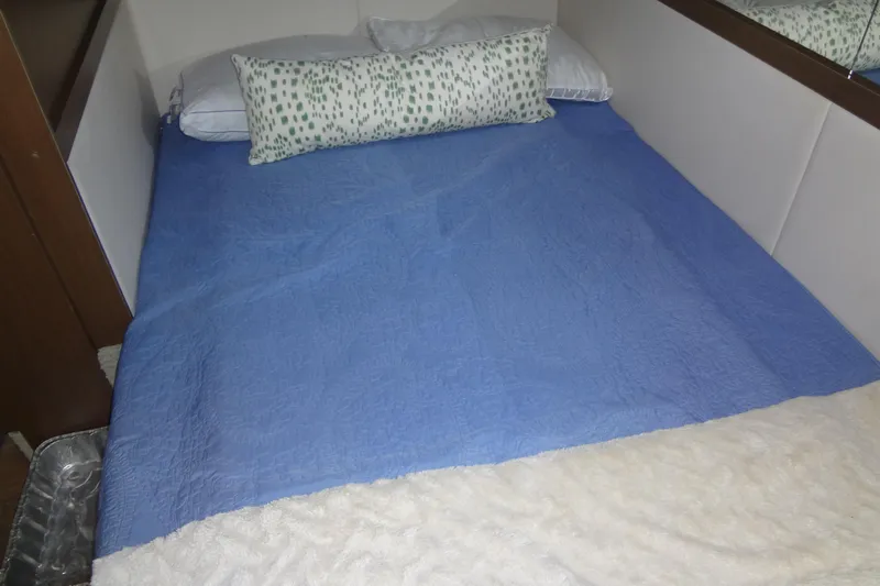 Rancho Del Lago Yacht Photos Pics Cozy bed in 2017 Sea Ray Sundancer 350 cabin with blue cover and decorative pillow.