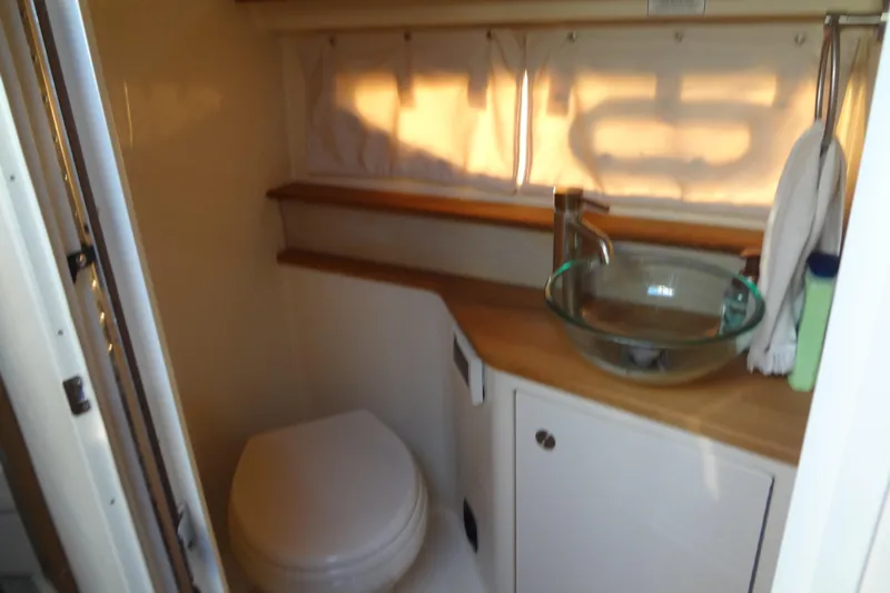 Rancho Del Lago Yacht Photos Pics 2017 Sea Ray Sundancer 350 bathroom with modern sink and toilet.