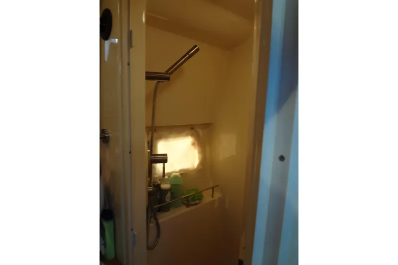 Rancho Del Lago Yacht Photos Pics 2017 Sea Ray Sundancer 350 bathroom with shower and toiletries.