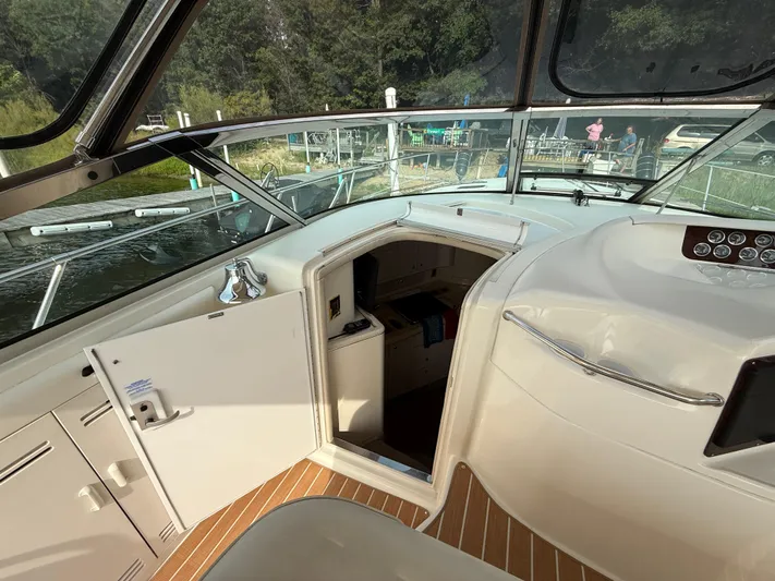 Seascape Yacht Photos Pics 1998 Sea Ray 400 Sundancer interior with open cabin door, dockside view.