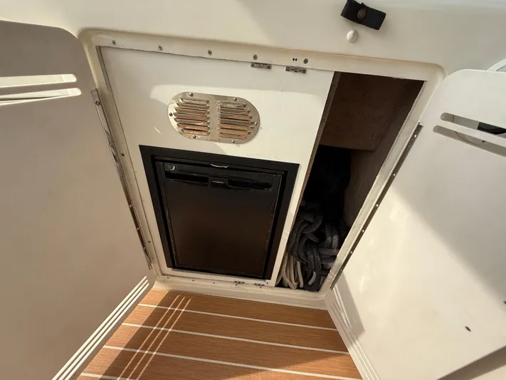 Seascape Yacht Photos Pics 1998 Sea Ray 400 Sundancer storage compartment with ropes and a small refrigerator.