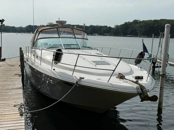 Seascape Yacht Photos Pics 1998 Sea Ray 400 Sundancer yacht docked on a serene lake.