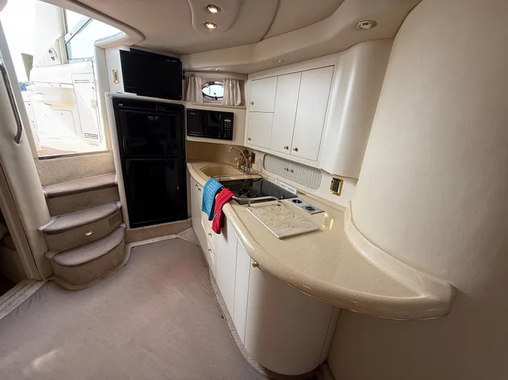 Seascape Yacht Photos Pics Interior of 1998 Sea Ray 400 Sundancer yacht, featuring a compact kitchen area.