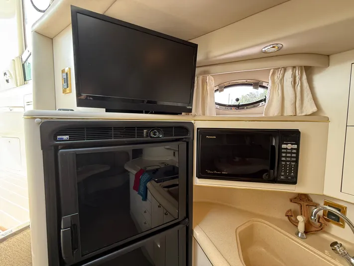 Seascape Yacht Photos Pics Interior of 1998 Sea Ray 400 Sundancer with TV, microwave, and sink.