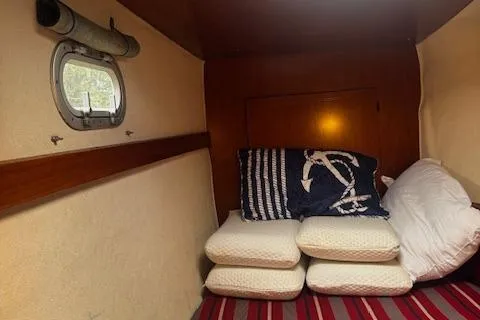 Three Seas Yacht Photos Pics Cozy cabin interior of 2002 Fountaine Pajot Belize 43 with nautical-themed decor.
