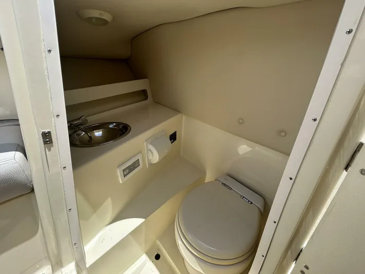  Yacht Photos Pics 2019 Chris-craft Launch 30 - Image 17