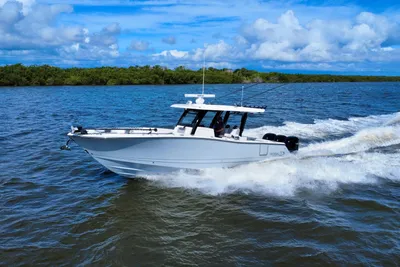 Robalo R360 Center Console