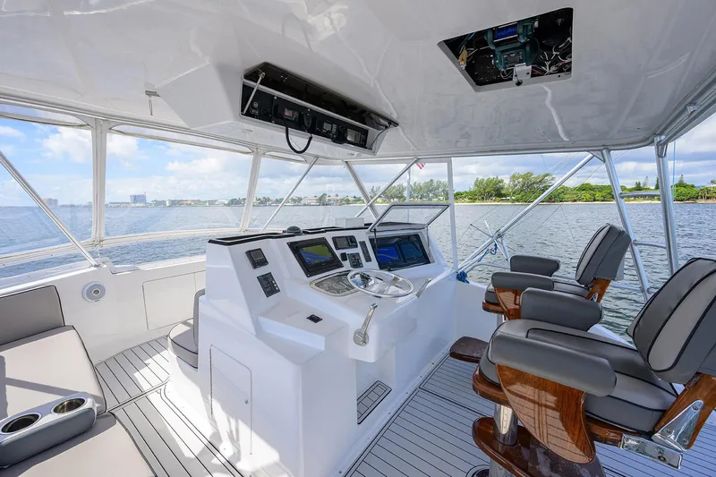 Alli-gator Yacht Photos Pics Interior of 2000 Viking 50 Convertible yacht with modern helm and seating.