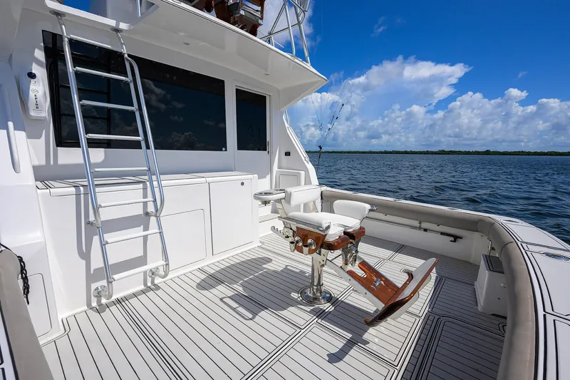 Alli-gator Yacht Photos Pics Viking 50 Convertible 2000 yacht deck with fishing chair, ladder, and ocean view.