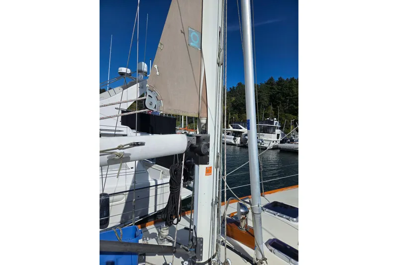 Simplicity Yacht Photos Pics 1986 Cambria 46 sailboat mast and rigging in a marina setting.