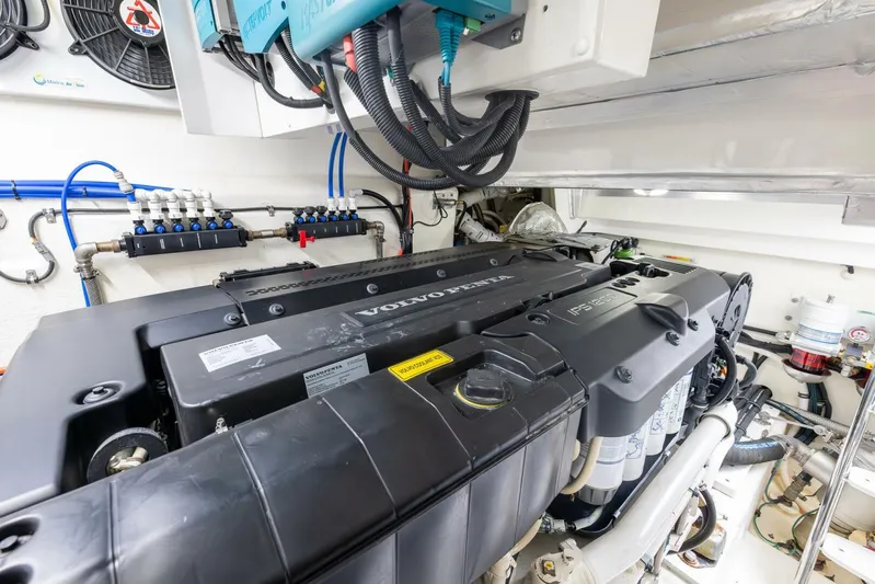 Zero Gravity Yacht Photos Pics 2020 Riviera 575 Suv - Image 55