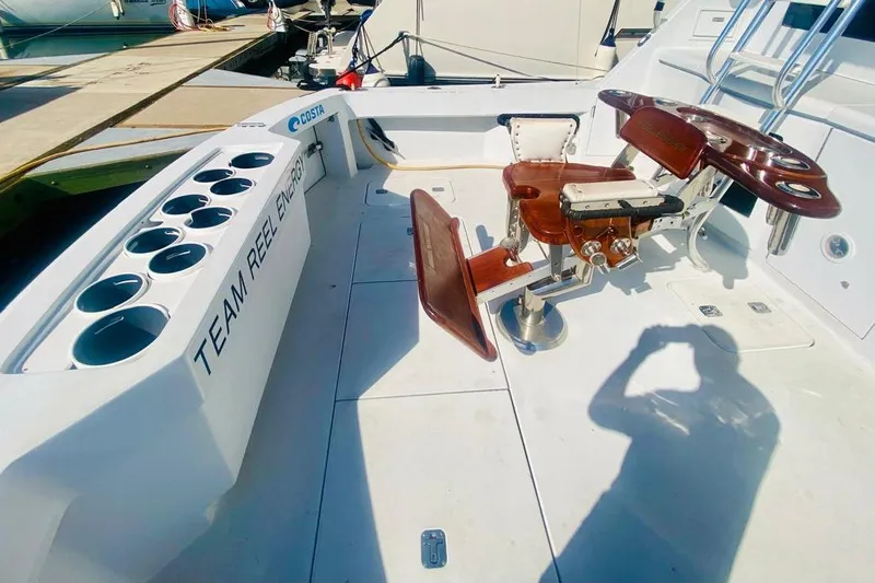  Yacht Photos Pics 2001 Hatteras 60 Convertible fishing deck with rod holders and fighting chair.