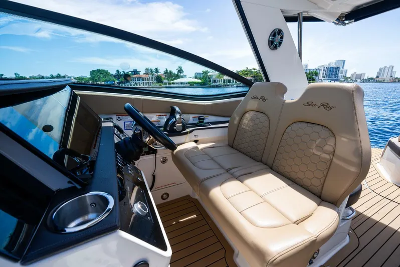 Venetia Yacht Photos Pics 2020 Sea Ray 320 Sundancer - Image 14