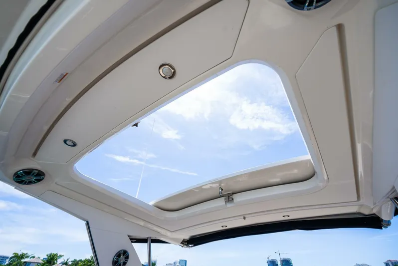 Venetia Yacht Photos Pics 2020 Sea Ray 320 Sundancer - Image 18