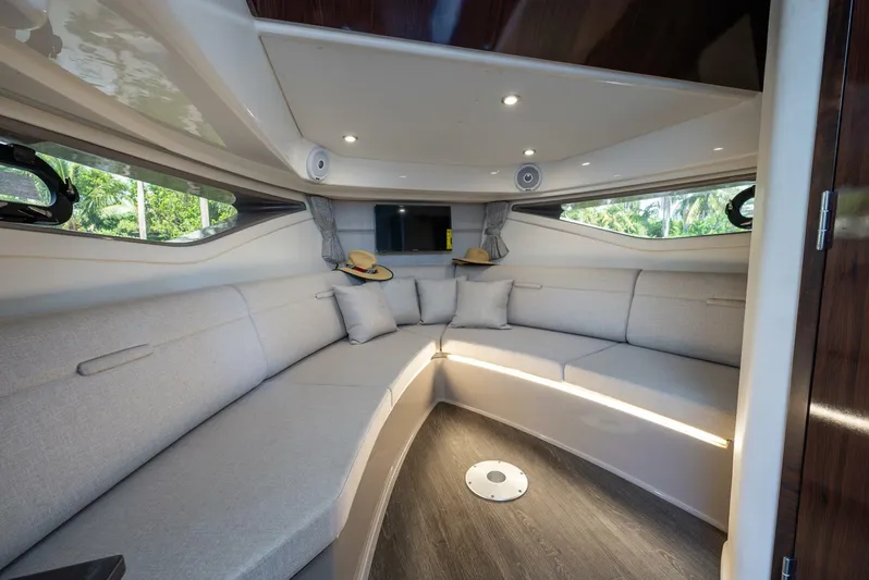 Venetia Yacht Photos Pics 2020 Sea Ray 320 Sundancer - Image 26