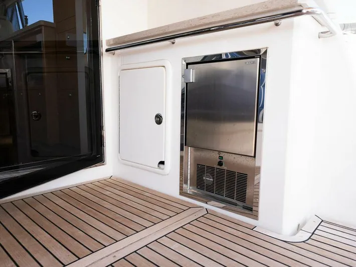  Yacht Photos Pics 2013 Riviera 5000 Sport Yacht - Image 12