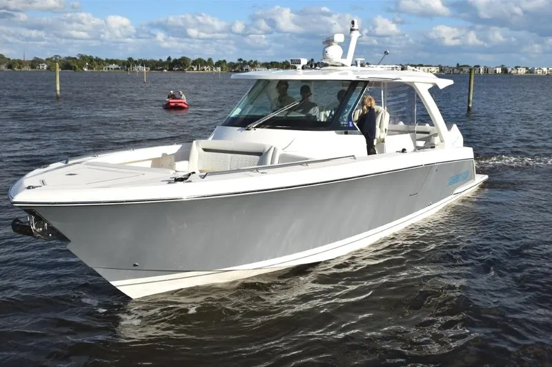 Diamond Pearl Yacht Photos Pics Forward seating with tall enough bow to be comfortable and secure.