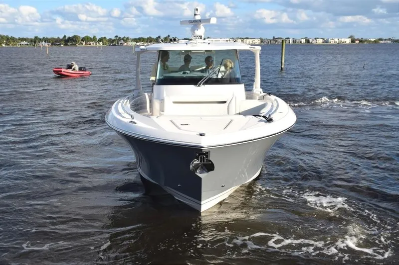 Diamond Pearl Yacht Photos Pics Thru bow stem anchoring system is controlled from helm or inside top opening anchor locker. Sharp bow entry.