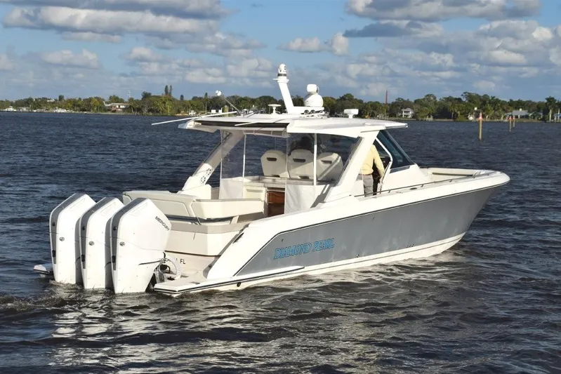 Diamond Pearl Yacht Photos Pics Great opportunity to acquire a barely used high quality Tiara.