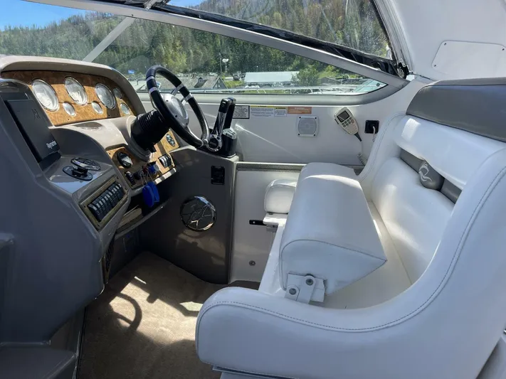  Yacht Photos Pics 2007 Rinker 350 Express Cruiser cockpit with white seating and control panel.