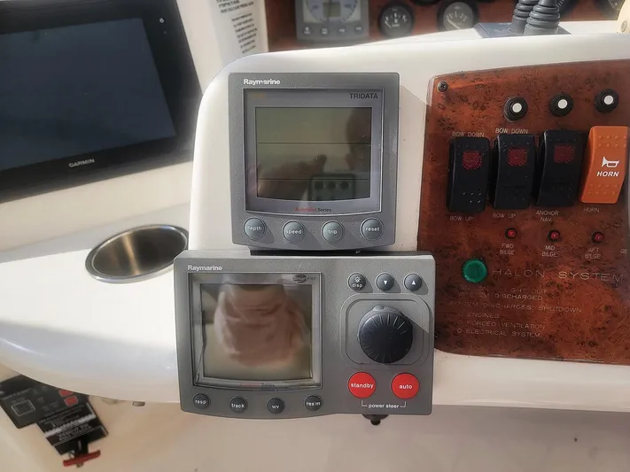 All Inn Yacht Photos Pics Control panel of a 2005 Silverton 43 Motor Yacht with navigation instruments.