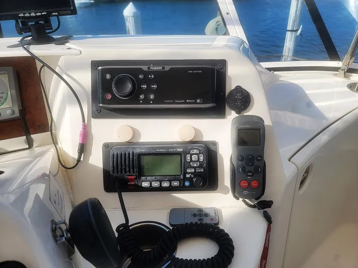 All Inn Yacht Photos Pics Control panel of a 2005 Silverton 43 Motor Yacht with navigation equipment.