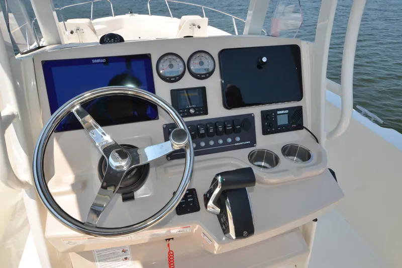 Boston Whaler 250 Yacht Photos Pics Helm