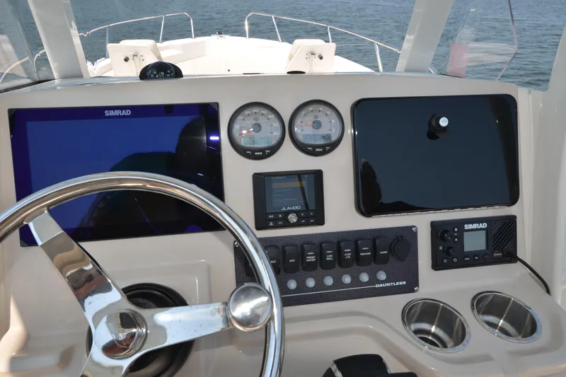 Boston Whaler 250 Yacht Photos Pics Chartplotter