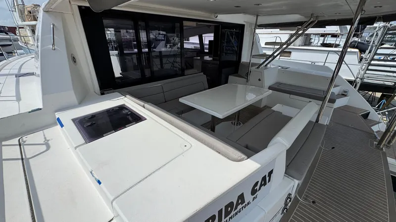 Frida Cat Yacht Photos Pics 2018 Leopard Power Cat Stern U-shaped Settee