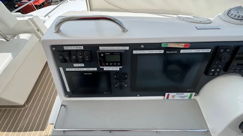 Frida Cat Yacht Photos Pics 2018 Leopard Power Cat Flybridge Helm Controls