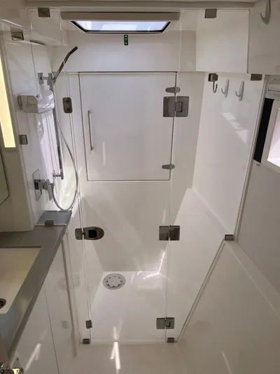 Frida Cat Yacht Photos Pics 2018 Leopard Power Cat Starboard Side Forward Head