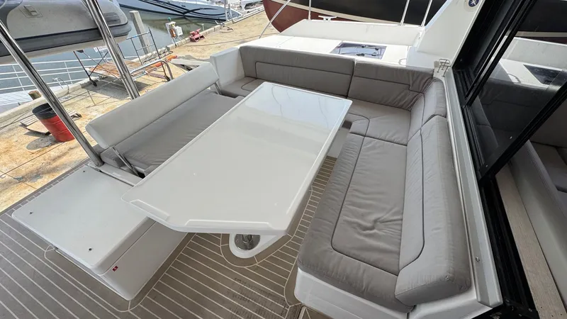 Frida Cat Yacht Photos Pics 2018 Leopard Power Cat Stern U-shaped Settee