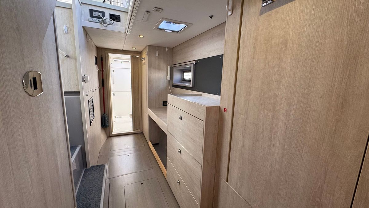 2018 Leopard 43 