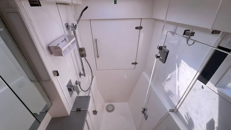 Frida Cat Yacht Photos Pics 2018 Leopard Power Cat Starboard Side Forward Head