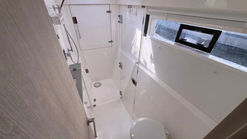 Frida Cat Yacht Photos Pics 2018 Leopard Power Cat Starboard Side Forward Head