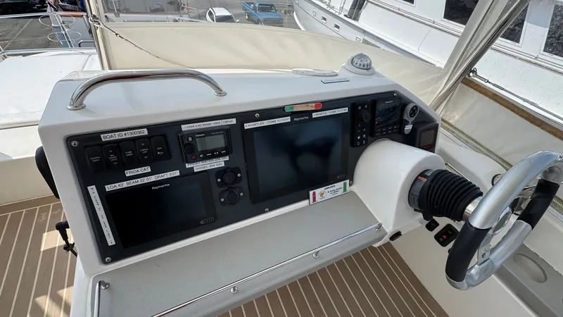 Frida Cat Yacht Photos Pics 2018 Leopard Power Cat Flybridge Helm