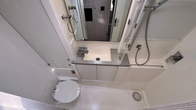 Frida Cat Yacht Photos Pics 2018 Leopard Power Cat Port Side Head