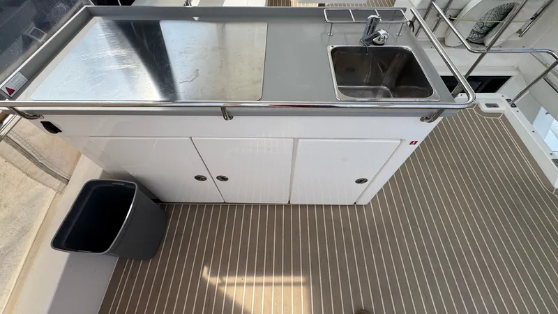 Frida Cat Yacht Photos Pics 2018 Leopard Power Cat Flybridge Refreshment Center