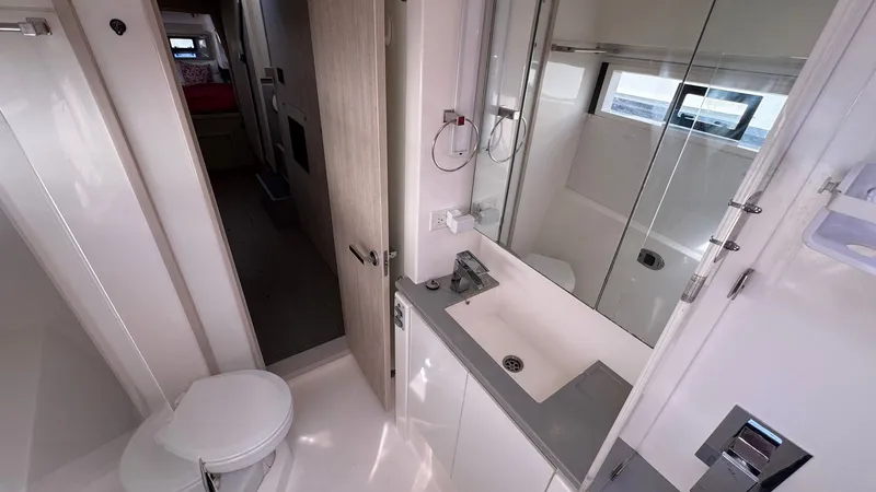 Frida Cat Yacht Photos Pics 2018 Leopard Power Cat Starboard Side Forward Head