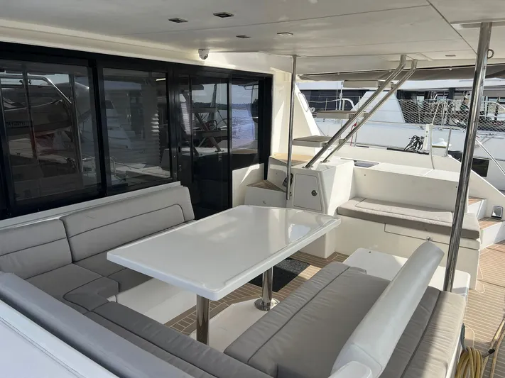 Frida Cat Yacht Photos Pics 2018 Leopard Power Cat Stern U-shaped Settee