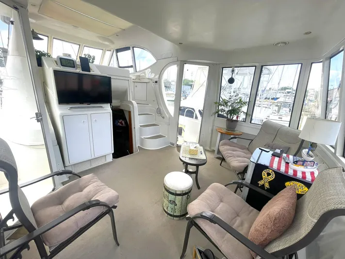  Yacht Photos Pics Interior of 2000 Carver 506 Motor Yacht with seating, TV, and windows.