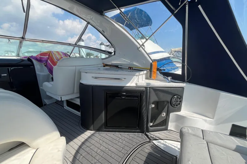  Yacht Photos Pics 2020 Rinker 290 EX boat interior with seating, kitchenette, and modern design.