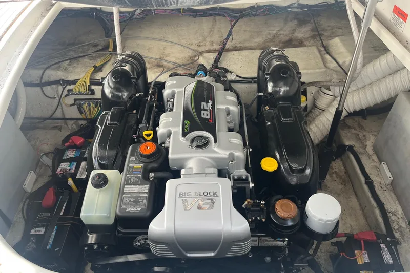  Yacht Photos Pics 2020 Rinker 290 EX boat engine compartment with Big Block V8 engine.
