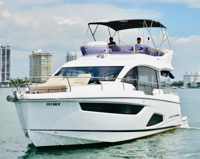La Vida Boca Yacht Photos Pics 